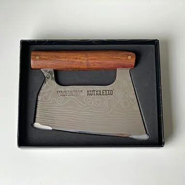 cuchillo con mango de madera en su caja